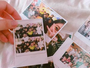 Ảnh polaroid được phủ UV bóng