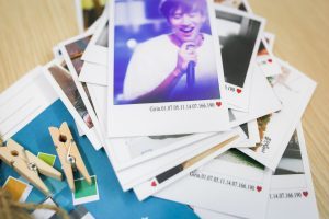 Ảnh polaroid được chèn thêm caption và ký tự