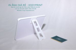 Phía sau ảnh gỗ gương được sơn phủ trắng chống mốc cho bức ảnh